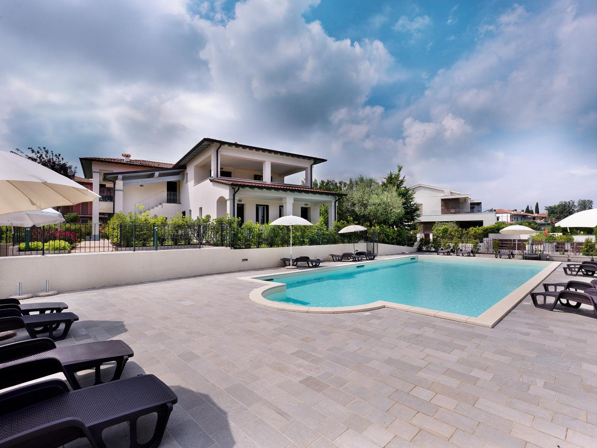 Residence Fiore Rosso Sirmione Bagian luar foto
