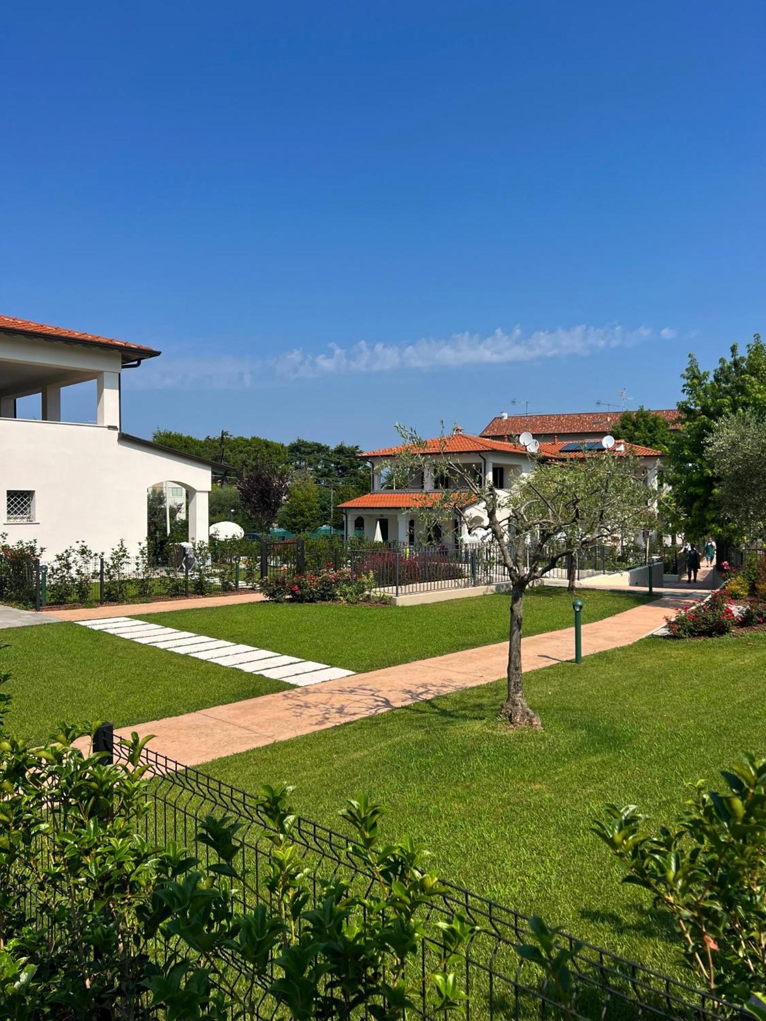 Residence Fiore Rosso Sirmione Bagian luar foto