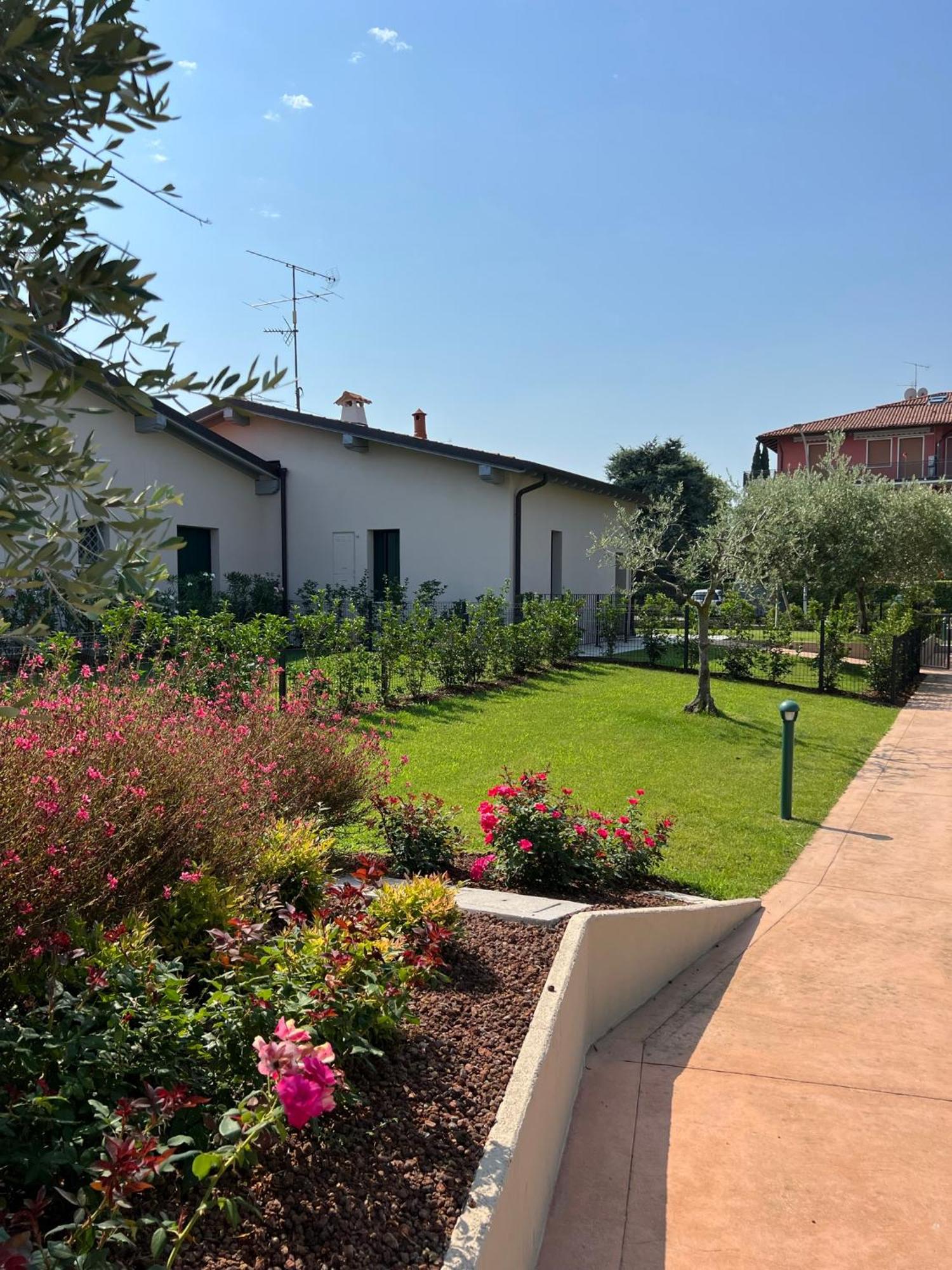 Residence Fiore Rosso Sirmione Bagian luar foto