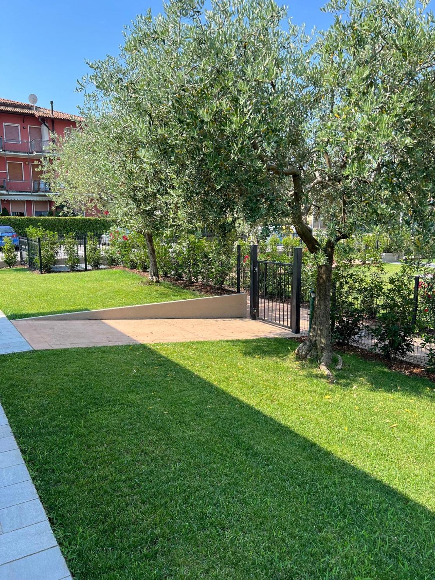 Residence Fiore Rosso Sirmione Bagian luar foto