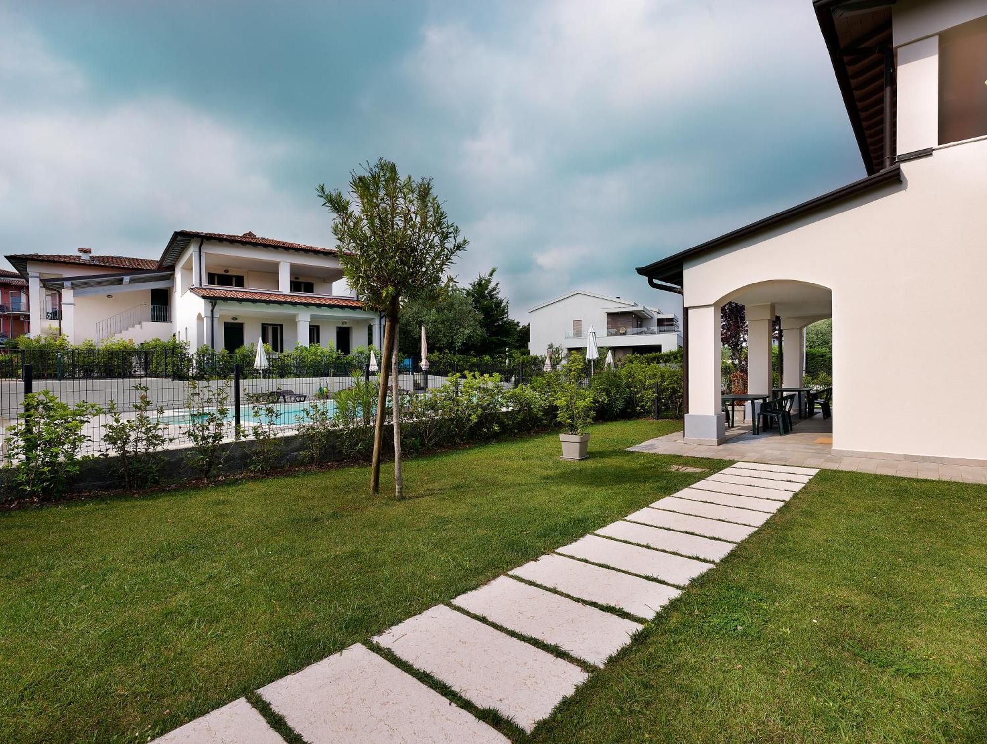 Residence Fiore Rosso Sirmione Bagian luar foto